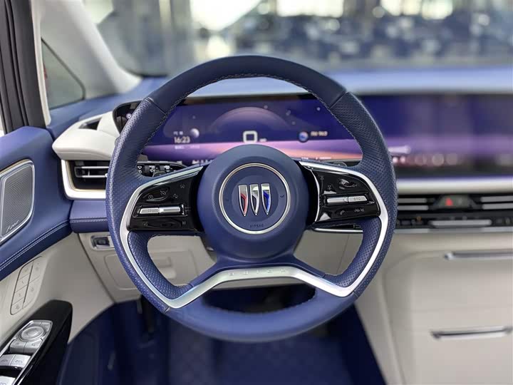 Photo 6 - Buick GL8 Century