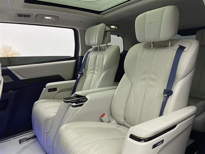 Photo 9 - Buick GL8 Century