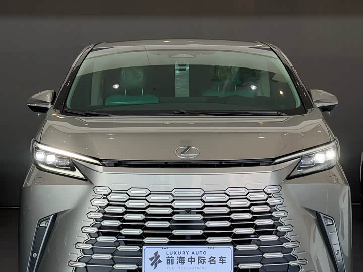 Фото 1 - Lexus LM