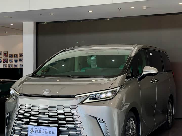 Фото 2 - Lexus LM