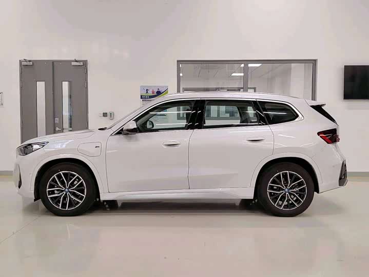 Фото 8 - BMW iX1