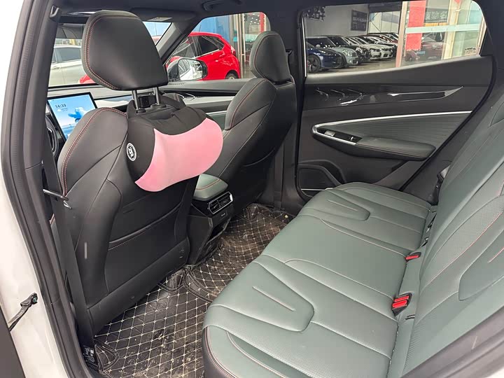 Photo 5 - Geely Atlas