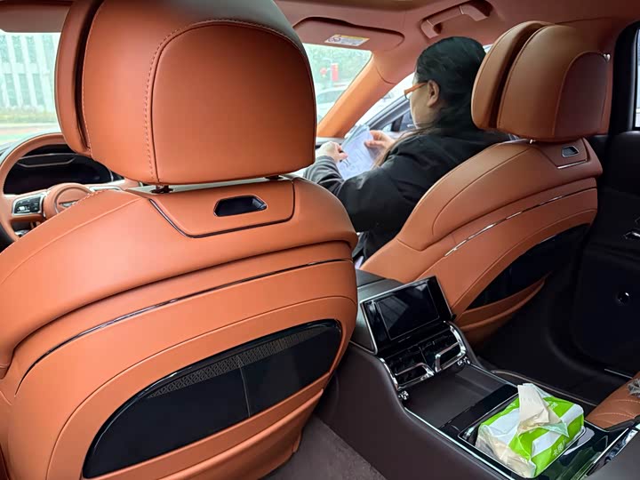 Фото 5 - Bentley Flying Spur Hybrid