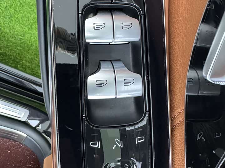 Photo 5 - Mercedes-Benz Maybach S-Class