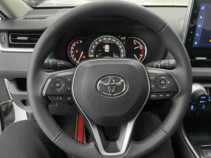 Фото 6 - Toyota RAV4