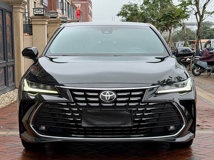 Photo 2 - Toyota Avalon