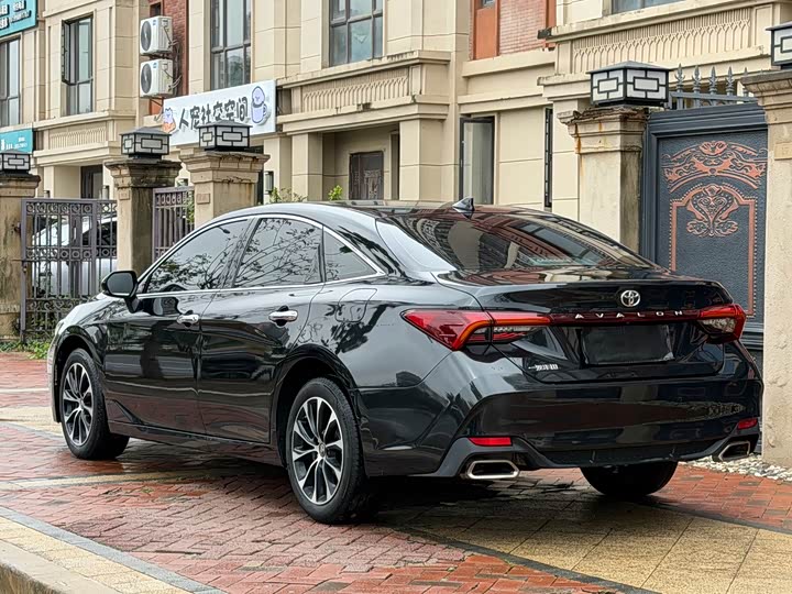 Photo 7 - Toyota Avalon