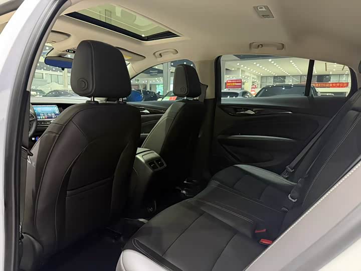 Photo 4 - Buick Regal