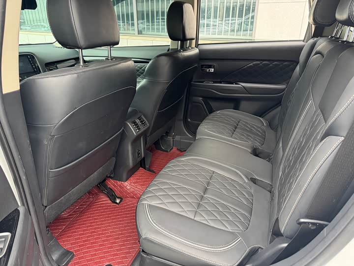 Фото 4 - Mitsubishi Outlander