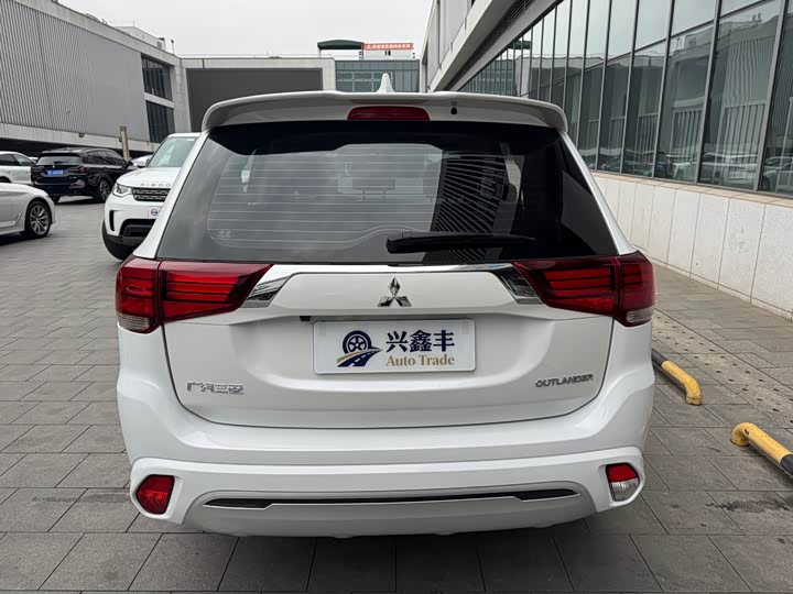 Фото 9 - Mitsubishi Outlander