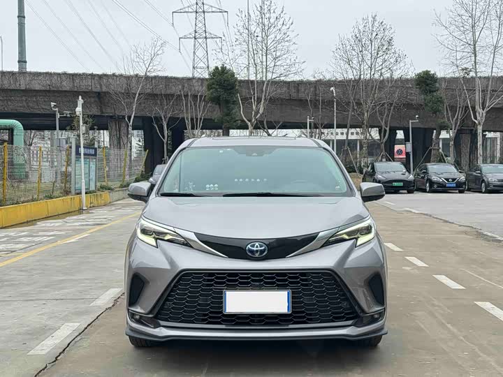 Фото 3 - Toyota Granvia