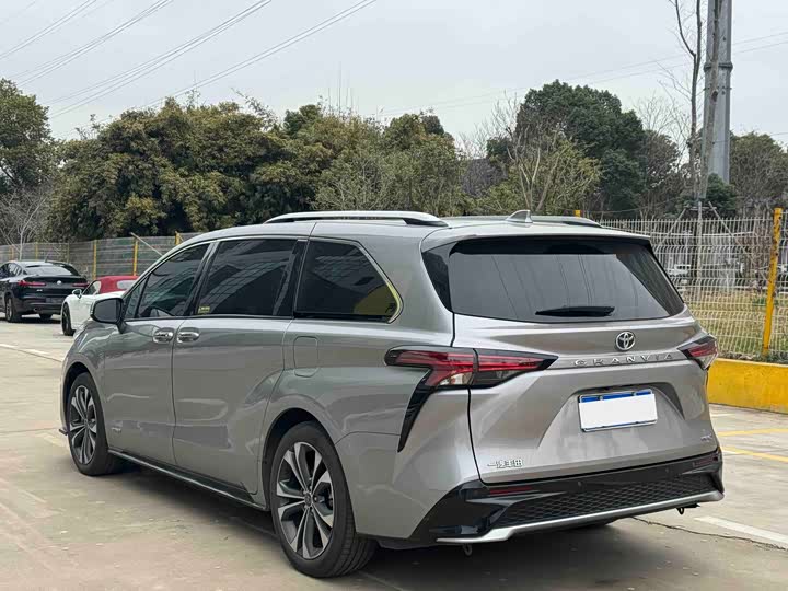 Фото 4 - Toyota Granvia