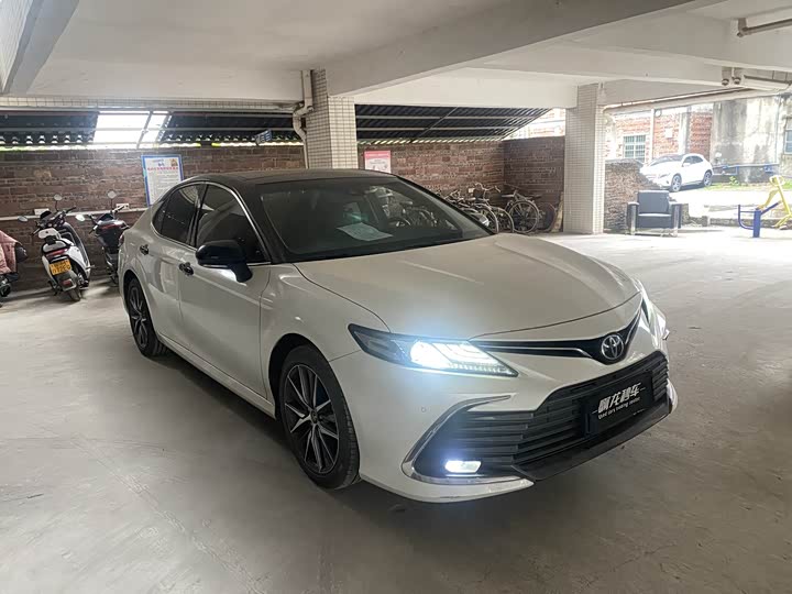 Фото 3 - Toyota Camry