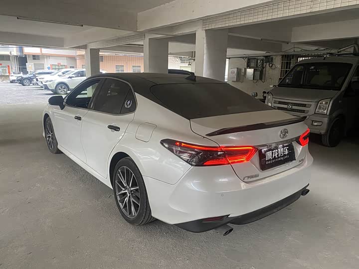Фото 6 - Toyota Camry