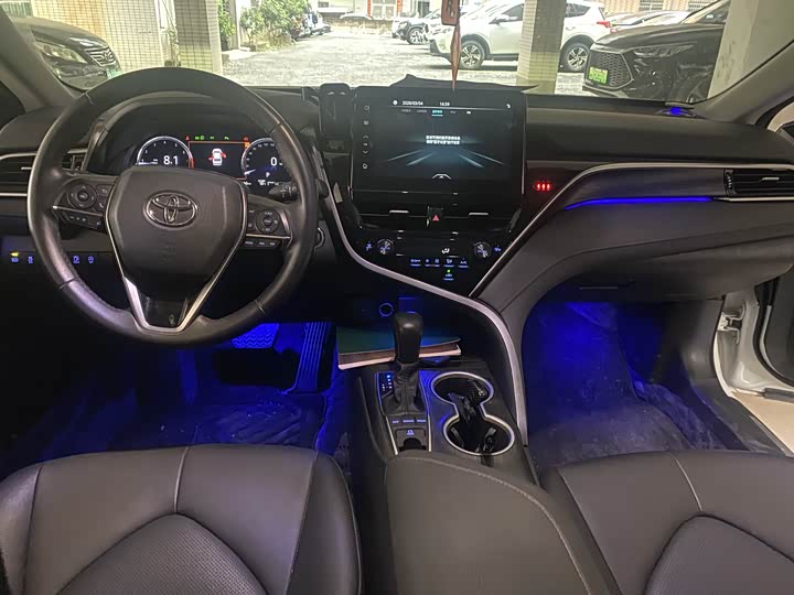 Фото 8 - Toyota Camry