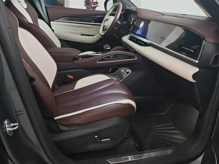 Фото 8 - Geely Monjaro