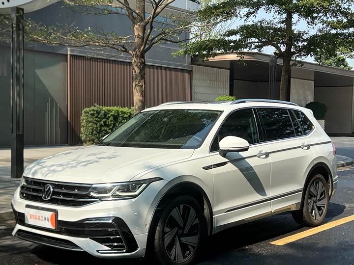 Photo 1 - Volkswagen Tiguan L Pro