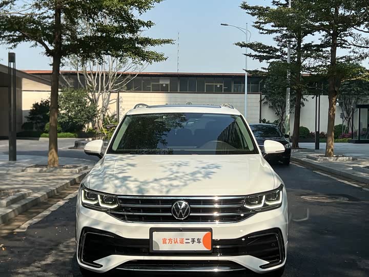 Photo 2 - Volkswagen Tiguan L Pro