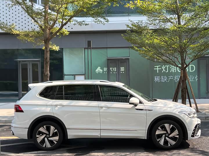 Photo 4 - Volkswagen Tiguan L Pro