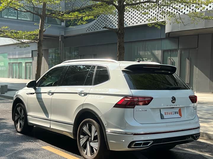 Photo 7 - Volkswagen Tiguan L Pro