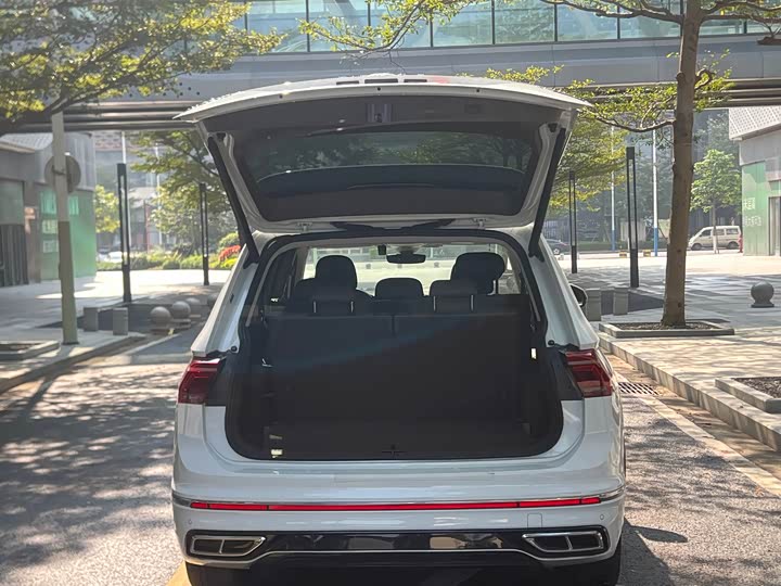 Photo 8 - Volkswagen Tiguan L Pro