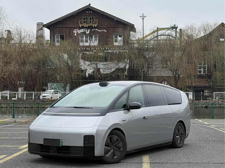 Фото 1 - LiXiang Mega