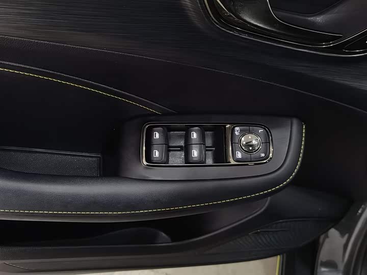 Фото 9 - Roewe RX5