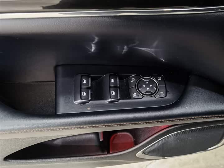 Фото 9 - Lincoln Nautilus