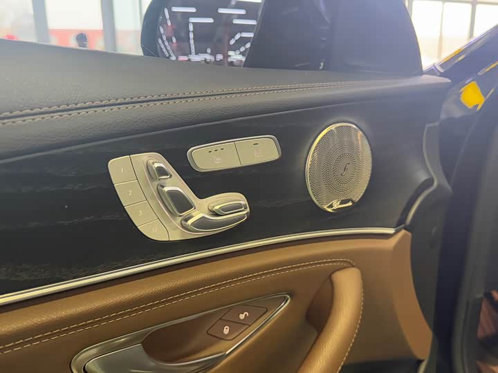 Фото 5 - Mercedes-Benz E-Class