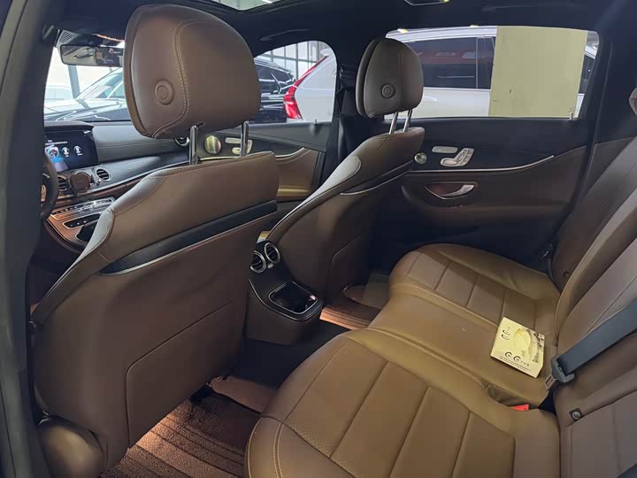 Фото 7 - Mercedes-Benz E-Class