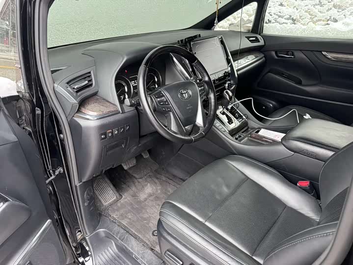 Photo 3 - Toyota Alphard