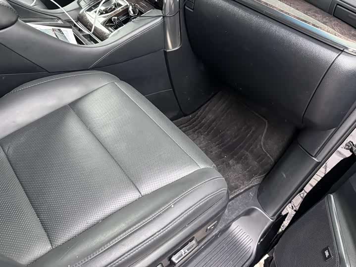 Photo 7 - Toyota Alphard