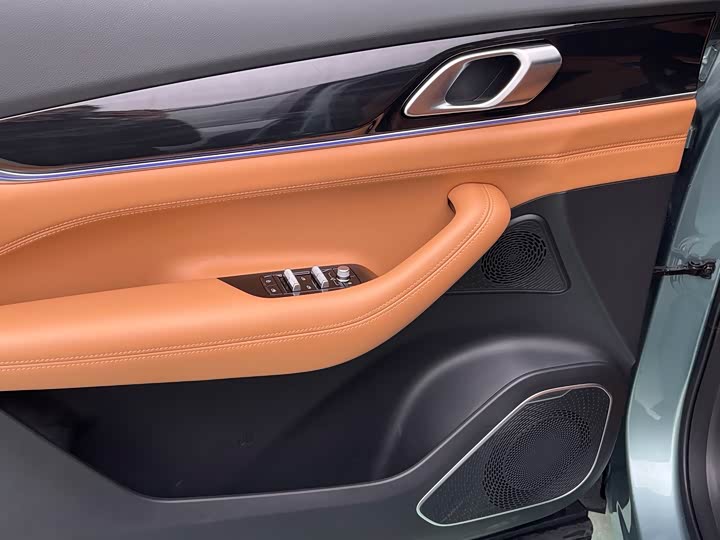 Фото 7 - Geely Atlas L