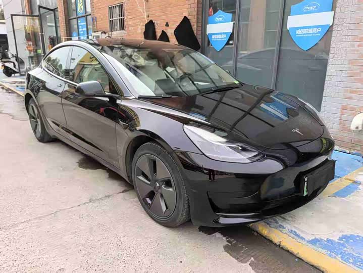 Фото 3 - Tesla Model 3