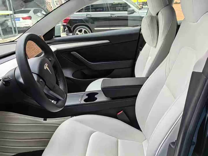 Фото 6 - Tesla Model 3