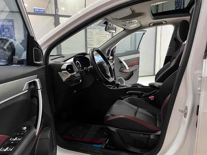 Фото 8 - Geely Coolray