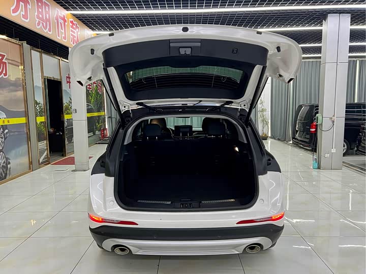 Photo 8 - Lincoln Corsair