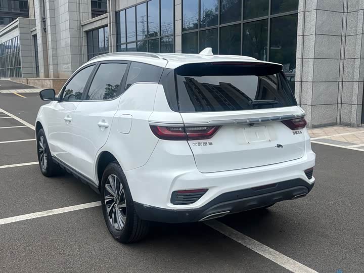 Фото 4 - Geely Vision X6