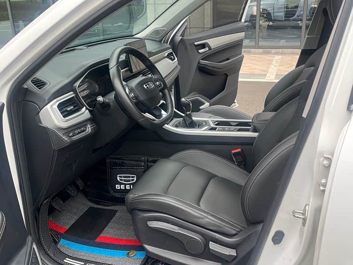 Фото 7 - Geely Vision X6