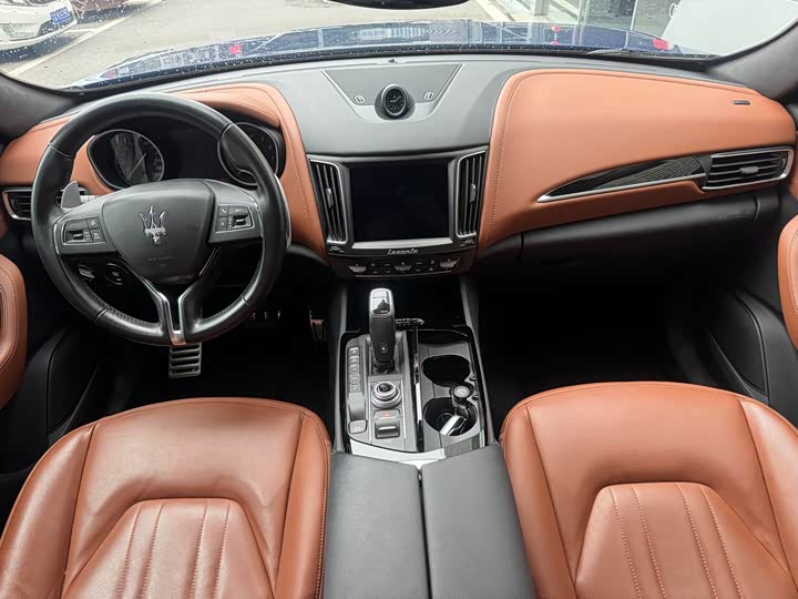 Фото 8 - Maserati Levante