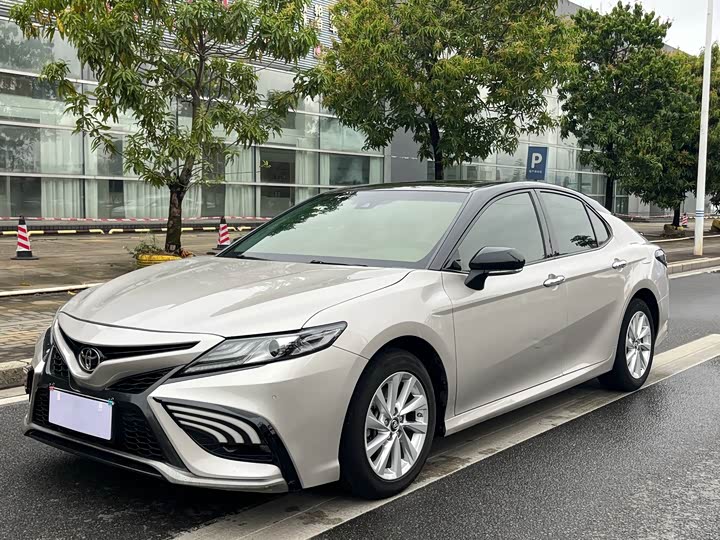 Фото 1 - Toyota Camry