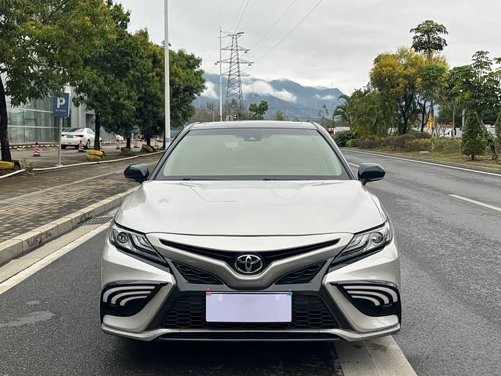 Фото 2 - Toyota Camry