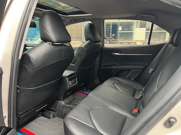 Фото 8 - Toyota Camry