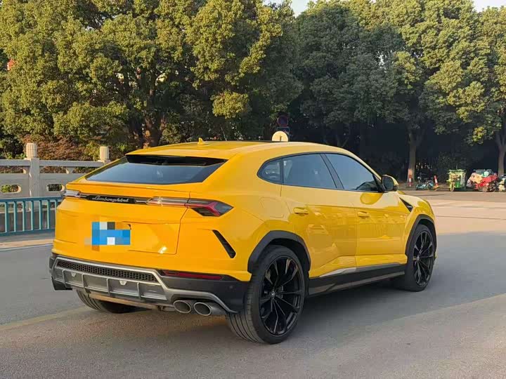 Фото 3 - Lamborghini Urus
