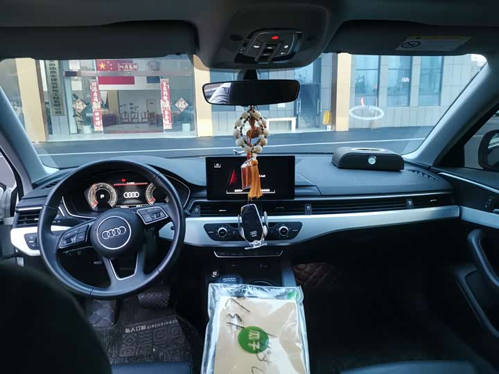 Фото 2 - Audi A4L