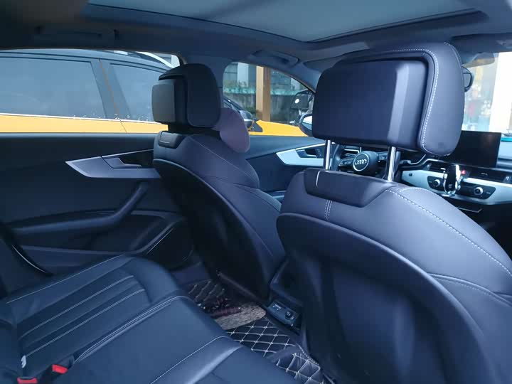 Фото 5 - Audi A4L