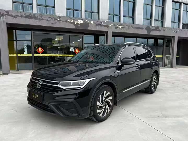 Photo 1 - Volkswagen Tiguan L Pro