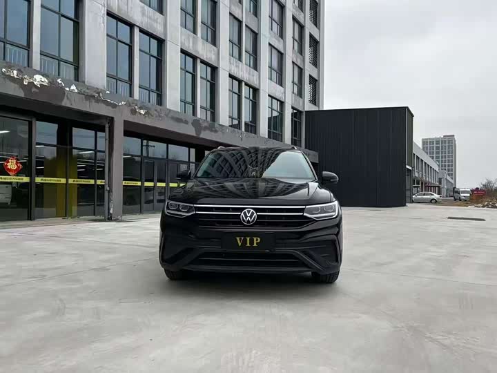 Photo 2 - Volkswagen Tiguan L Pro