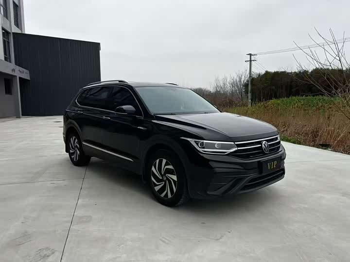 Photo 3 - Volkswagen Tiguan L Pro