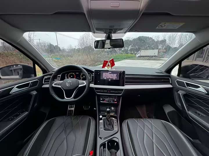 Photo 4 - Volkswagen Tiguan L Pro